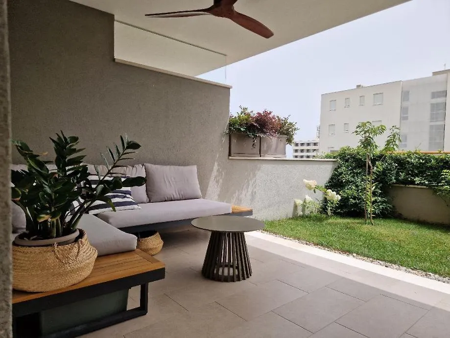 Znjan Beachfront Luxury Beautiful New Apartment With Garden Jacuzzi And Sauna Split